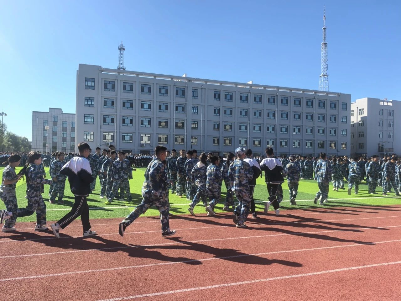 兴安盟国防动员办公室联合兴安盟教育局开展“依法开展国防教育 提升全民国防素养”暨“9·18”防空防灾校园疏散演练活动